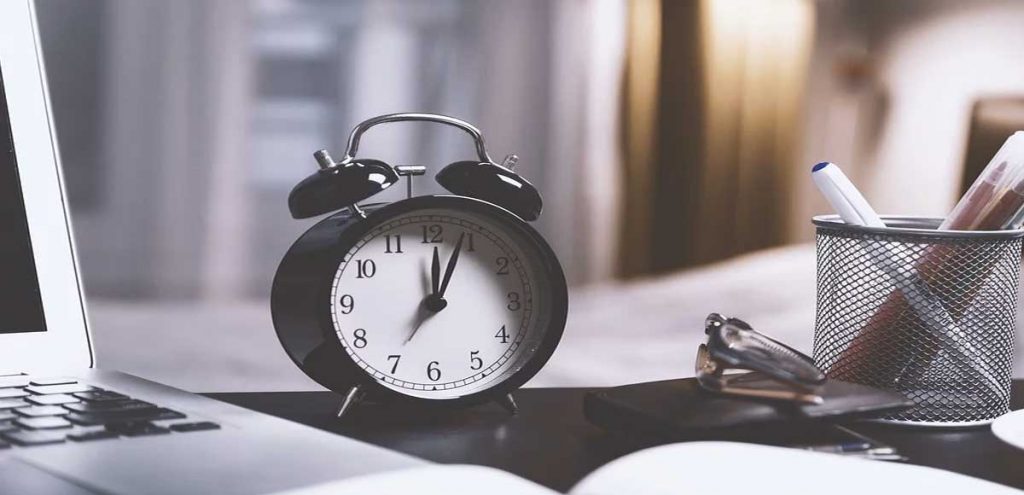atur alarm anda untuk bekerja dengan begitu kita lebih produktif saat akan melakukan sesuatu